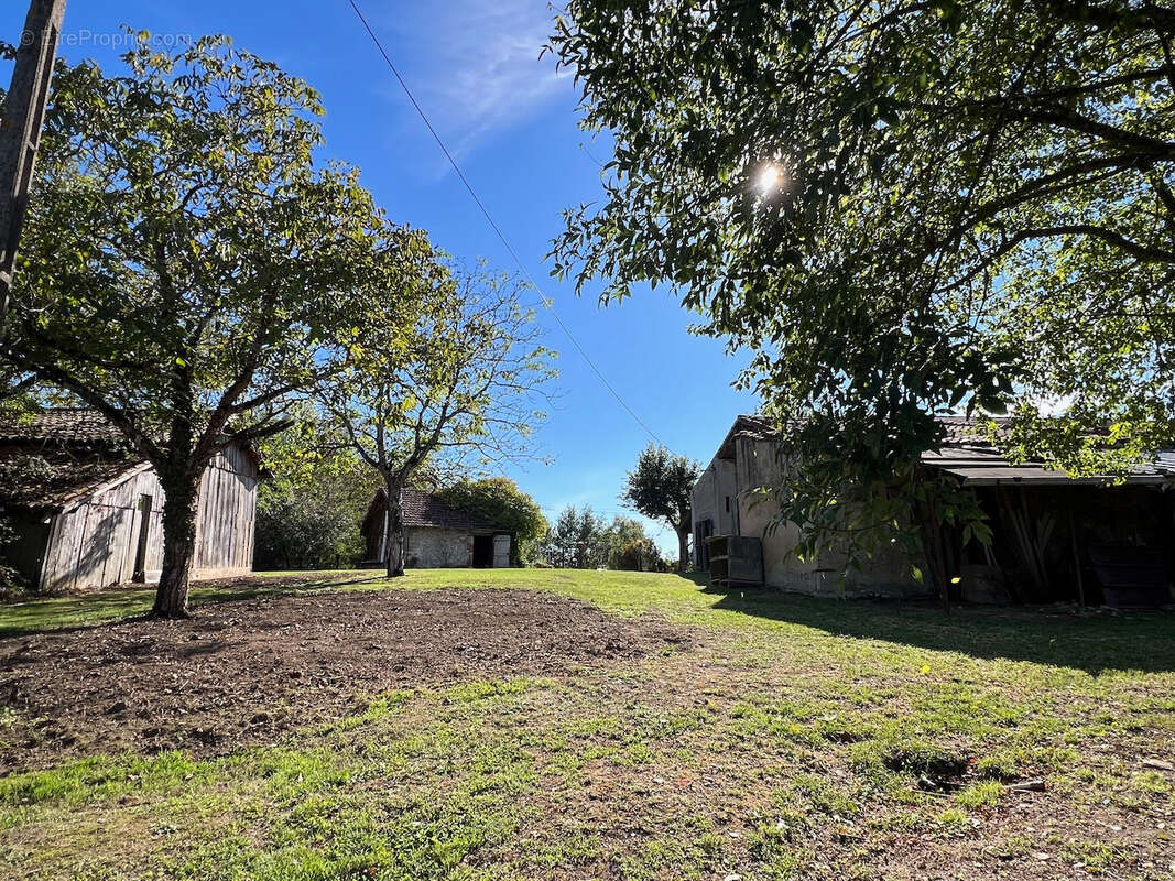 Belle opportunité dans la campagne de Villeneuve sur Lot : fermette à rénover d'environ 72m2 avec dépendances (grange attenante, - photo 5