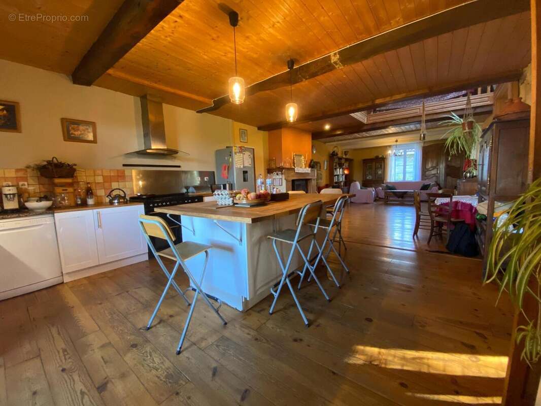Maison 215 m² à Saint-Colomb-De-Lauzun  - photo 4