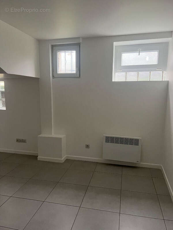 Limite Le Raincy, immeuble de trois appartements et 3 places de parking - photo 7