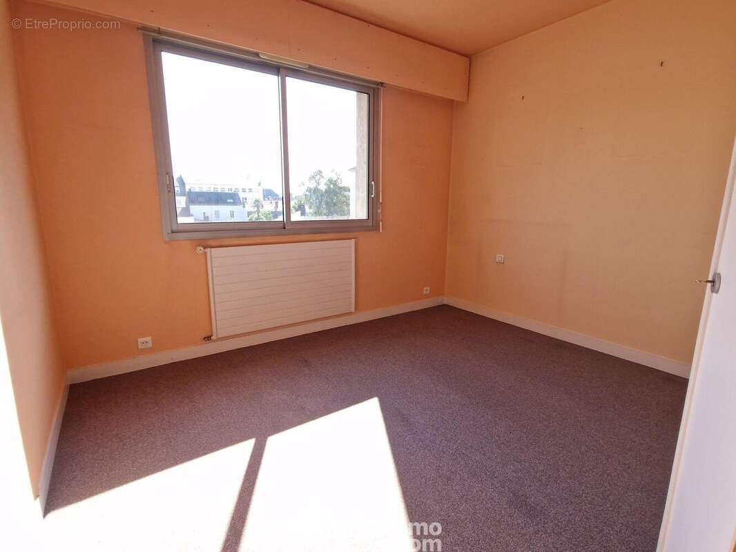 Chambre 2 - Appartement à LA ROCHE-SUR-YON