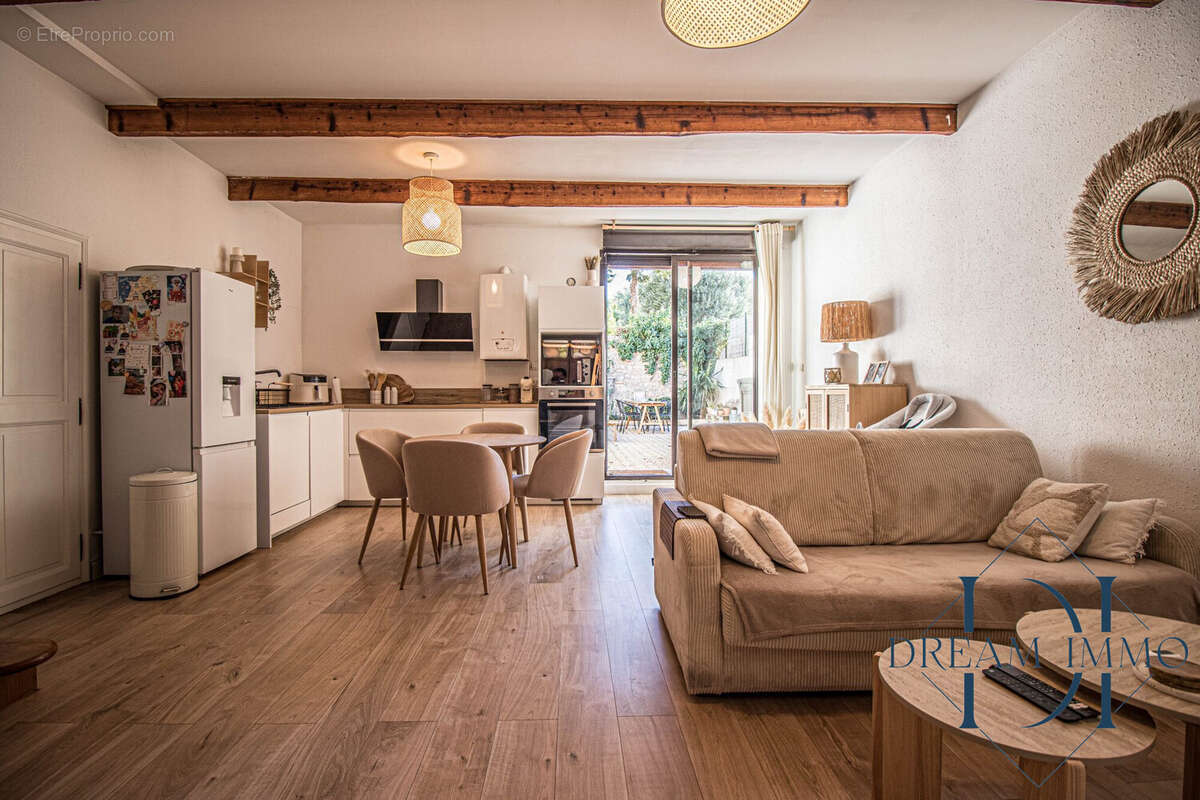 Maison à VIC-LA-GARDIOLE