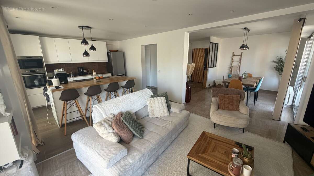 Appartement T3 86 m2 à vendre à Annemasse Salon-Séjour Cuisine équipée Salle à manger - Appartement à ANNEMASSE