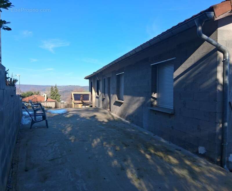 Maison à LE CHAMBON-FEUGEROLLES