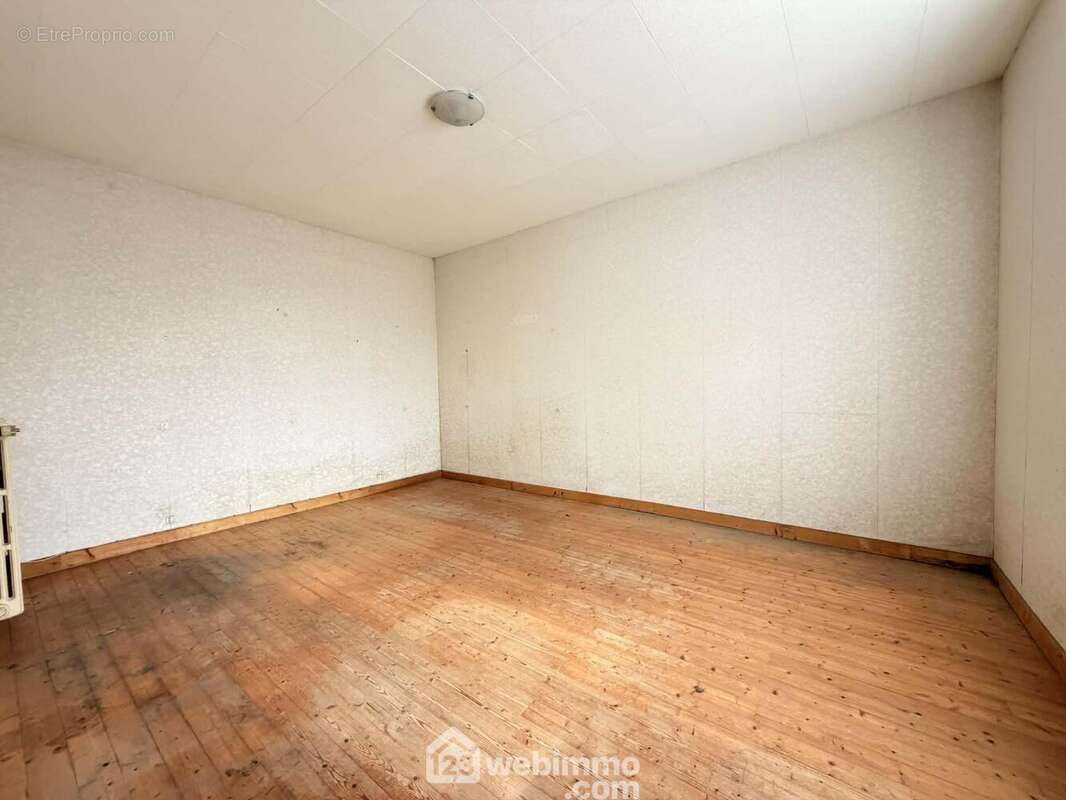 En rez-de-chaussée, voici la chambre 18 m² - Maison à URCEL