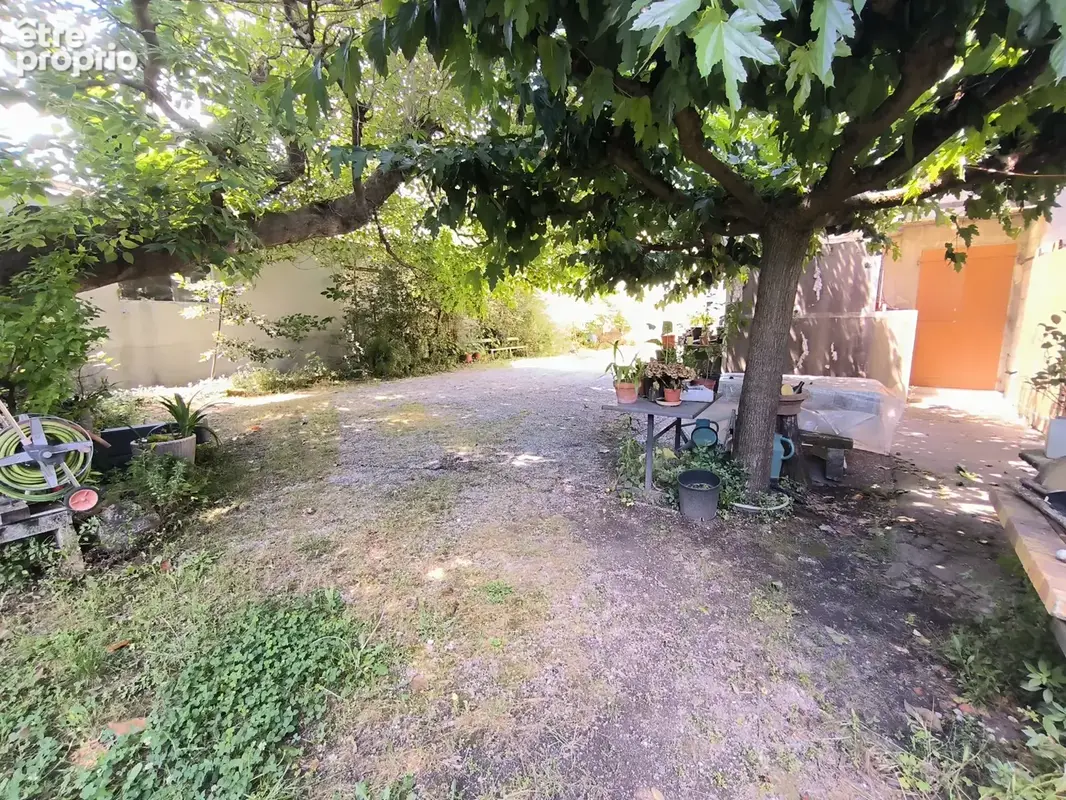 Immeuble avec commerce, appartement et terrain - photo 13