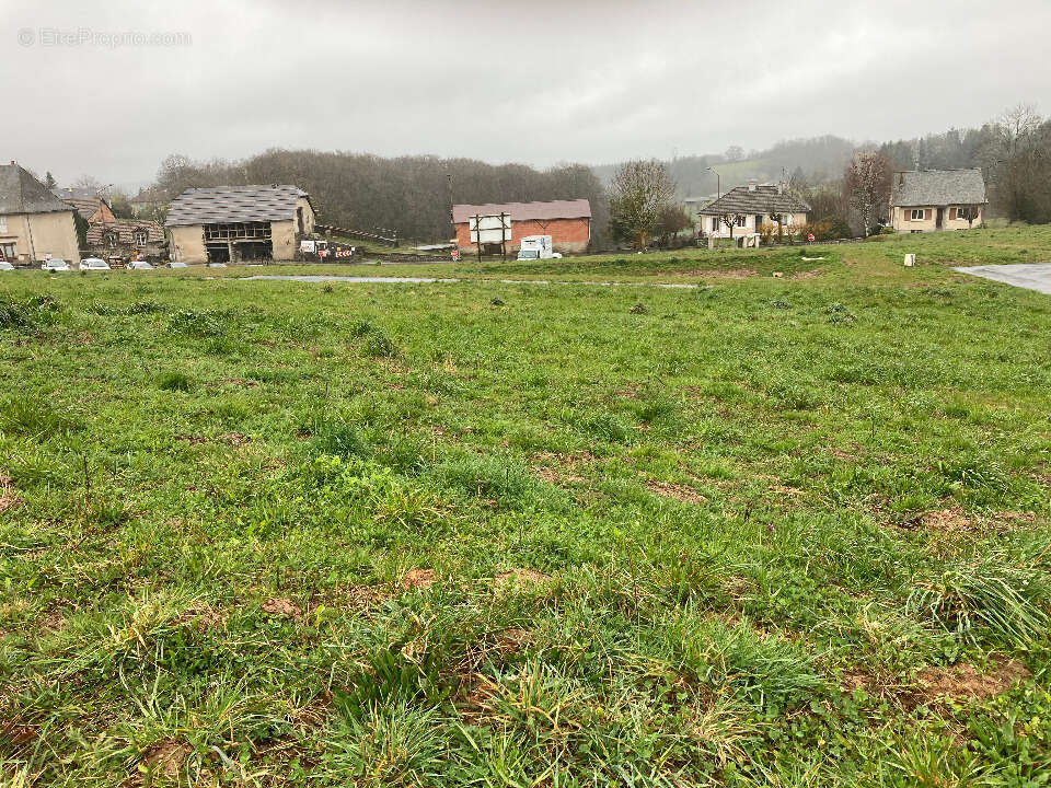 Terrain 705 m² à Lafeuillade-En-Vezie  - photo 1