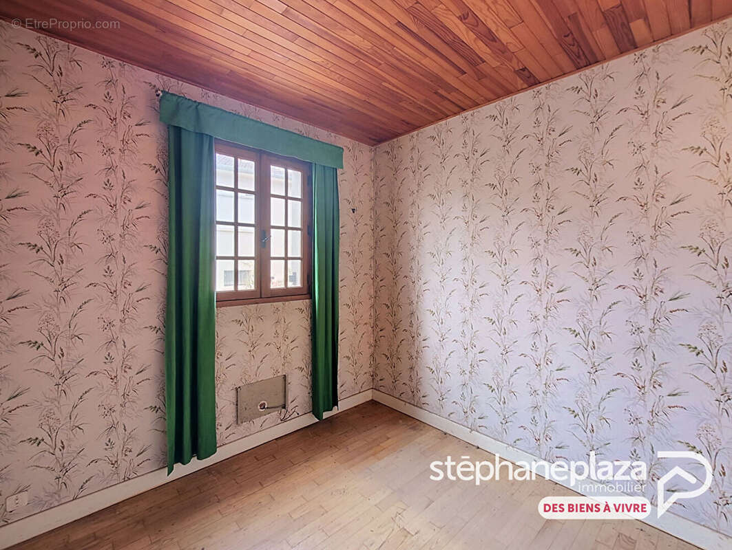Maison de plain-pied à rénover de 81m², 2 chambres + 1 bureau, 2 garages avec jardin au centre de VILLARS-LES-DOMBES - photo 5