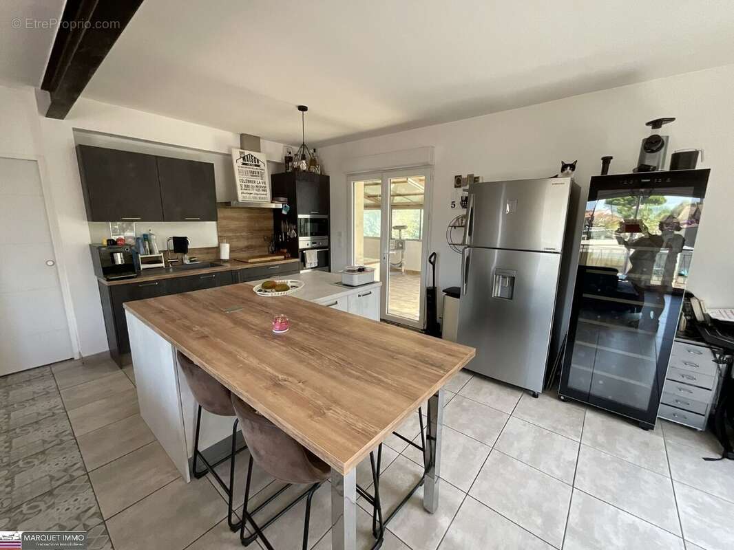 Beau potententiel !!! Pour cette lumineuse villa T4 offrant 92 m² + véranda de 37 m² + apt T2 de 50 m²  4 faces sur 1 069 m² ave - photo 13