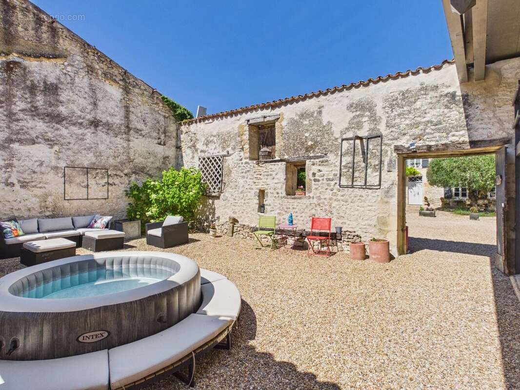 Maison rénovée en gardant tous les élements de l'époque, et commerces à pied! - photo 18