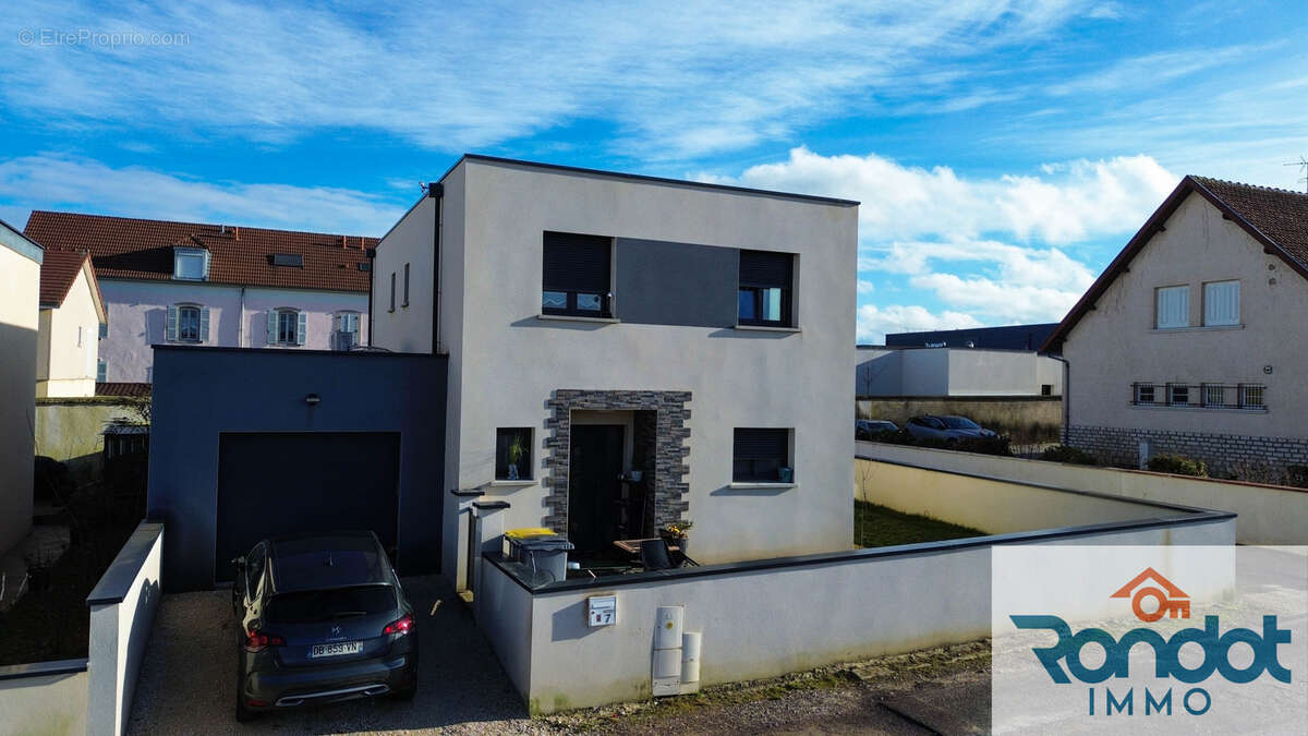 Maison 137m2 environ / 7 pieces / 4 chambres / terrain 319m2 - photo 2