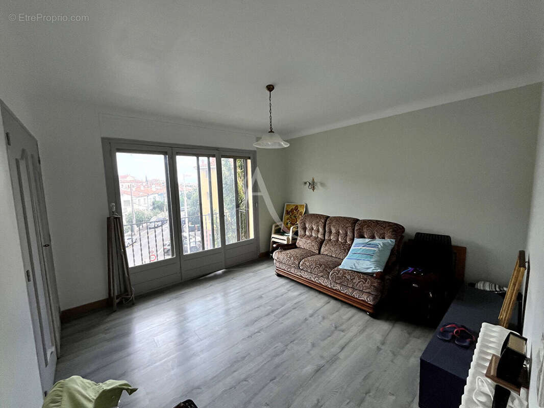 Grand appartement 4 pièces - 98 m² - avec balcons, garage et cave Perpignan - photo 4