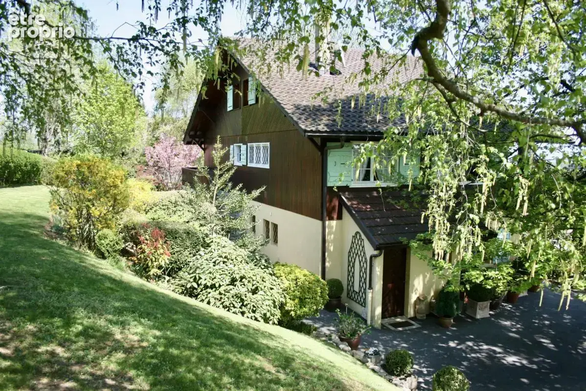 Grilly - Grand Chalet composé de 2 habitations (T5 + T3) - V - photo 3