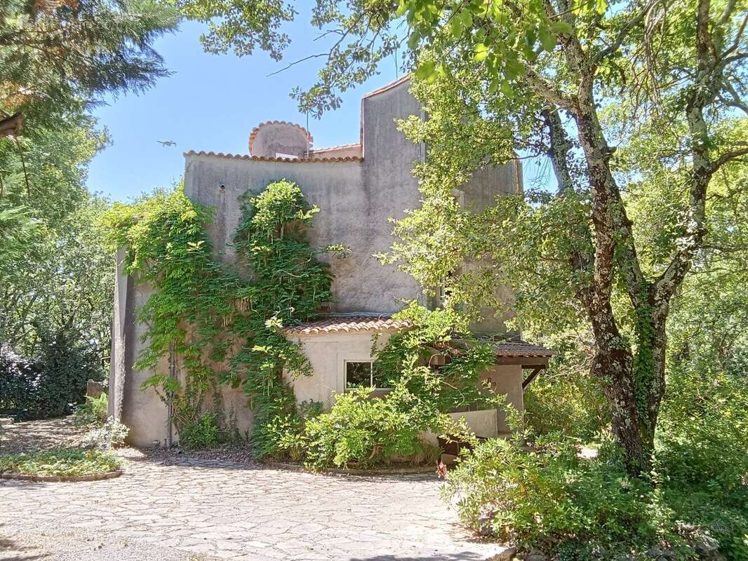 Maison d'architecte  225 m² habitables  Terrain arboré de 2 700 m² avec piscine - photo 4