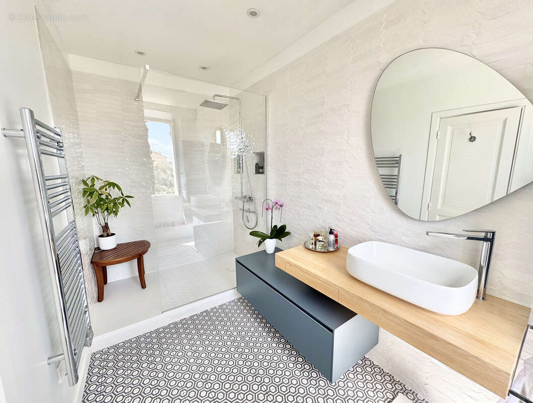 Maison à SAINT-CEZAIRE-SUR-SIAGNE