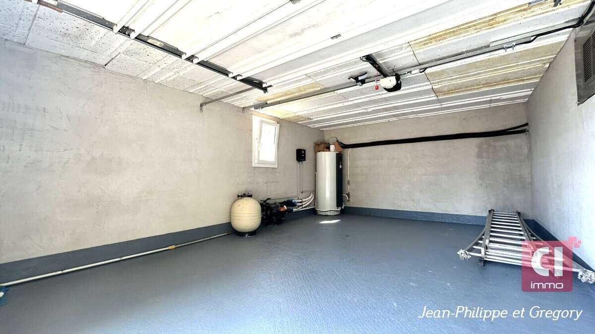 Villa de standing  Piscine, garage, terrain de 1 874 m² et vue incroyable - photo 12