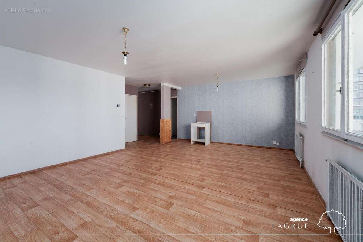   - Appartement à NEUVY