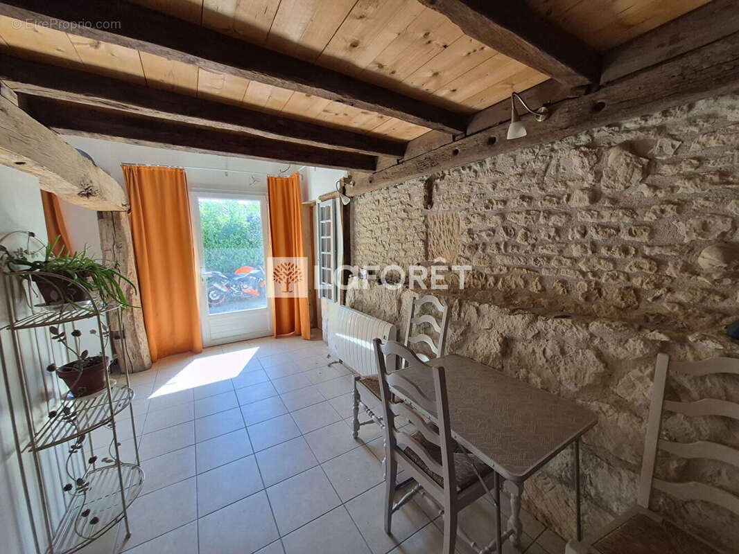 Maison d'habitation avec 2 gîtes au calme et garage. - photo 11