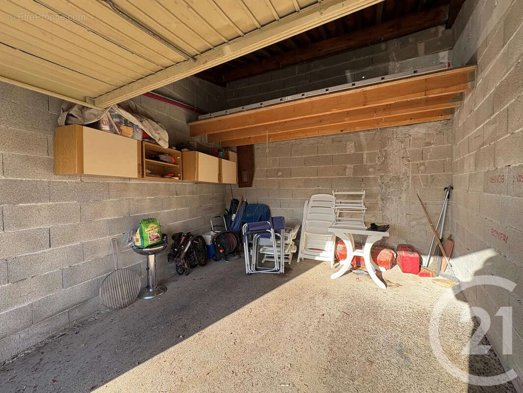 Parking à BORMES-LES-MIMOSAS