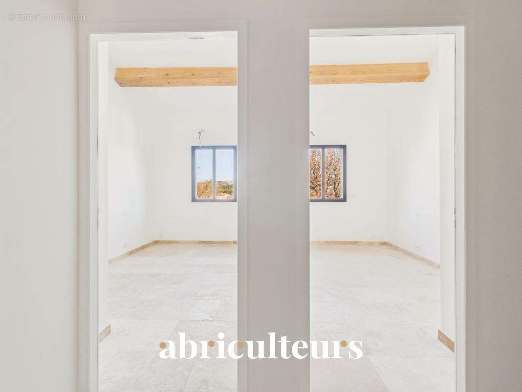 Maison de village rénovée, toutes commodités à pied en vente à Lambesc (13410) - photo 11