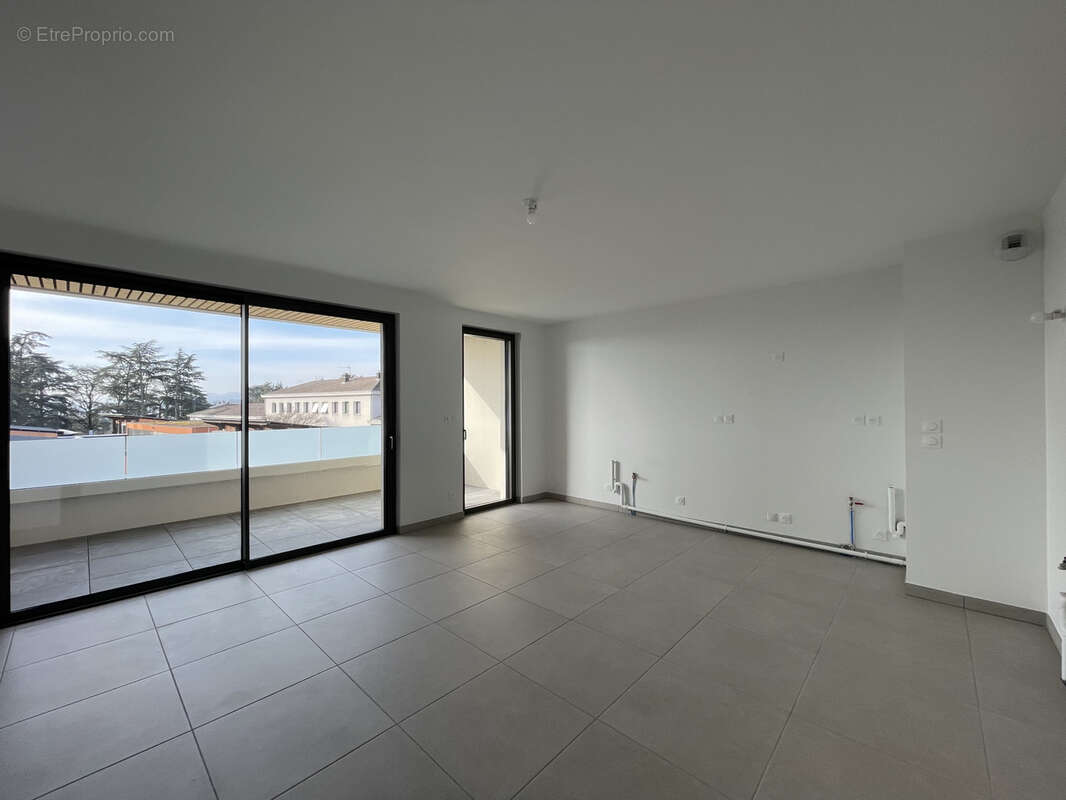 Appartement à LA TOUR-DE-SALVAGNY