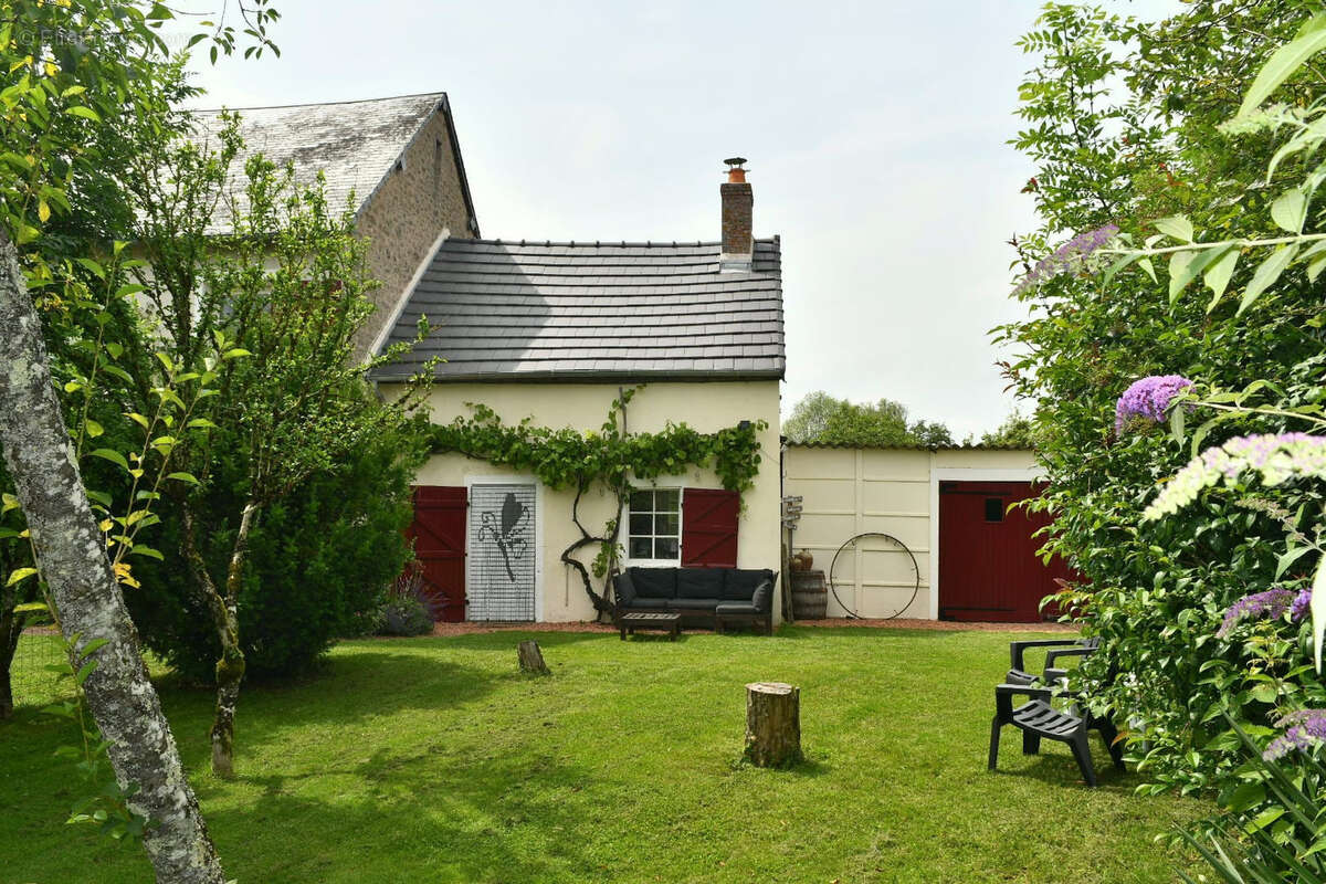 Propriété avec deux maisons et un gîte sur 7000m2 de jardin - photo 16