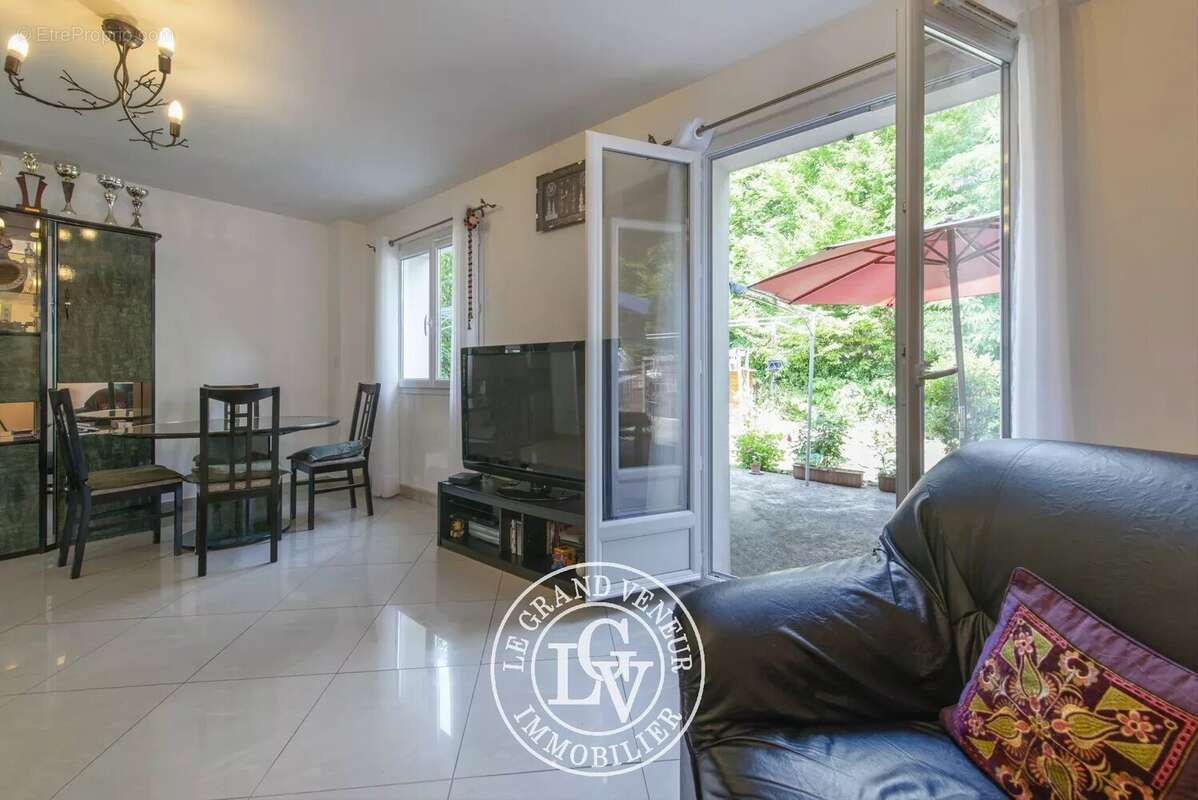 Maison à VENEUX-LES-SABLONS