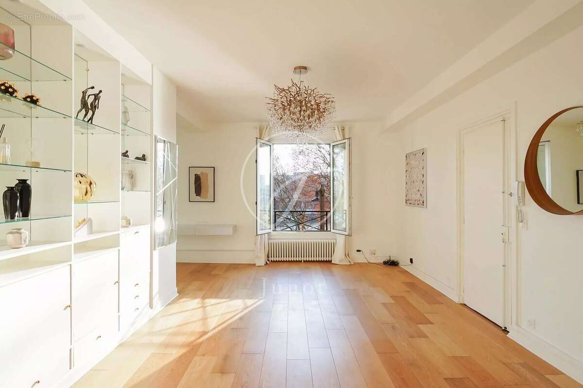 Appartement à PARIS-16E