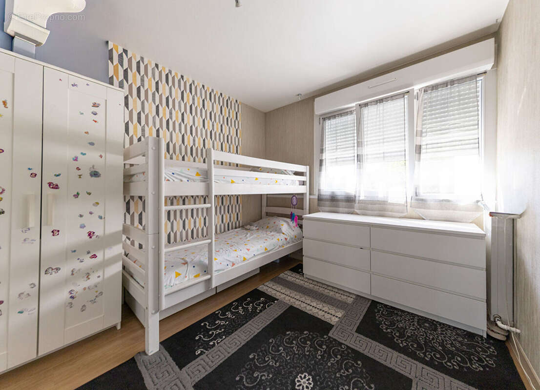 Appartement 4 pièces - beaux volumes, lumineux et proches des commodités - photo 3