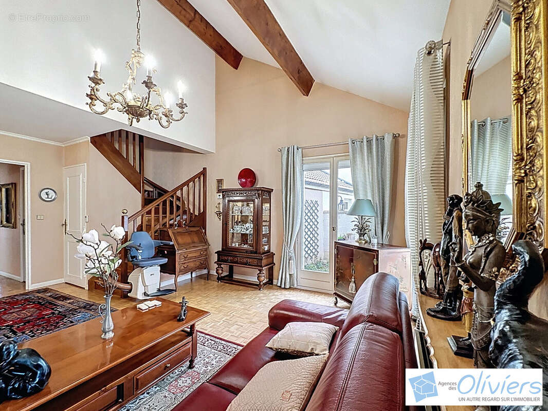 Maison à VOISINS-LE-BRETONNEUX