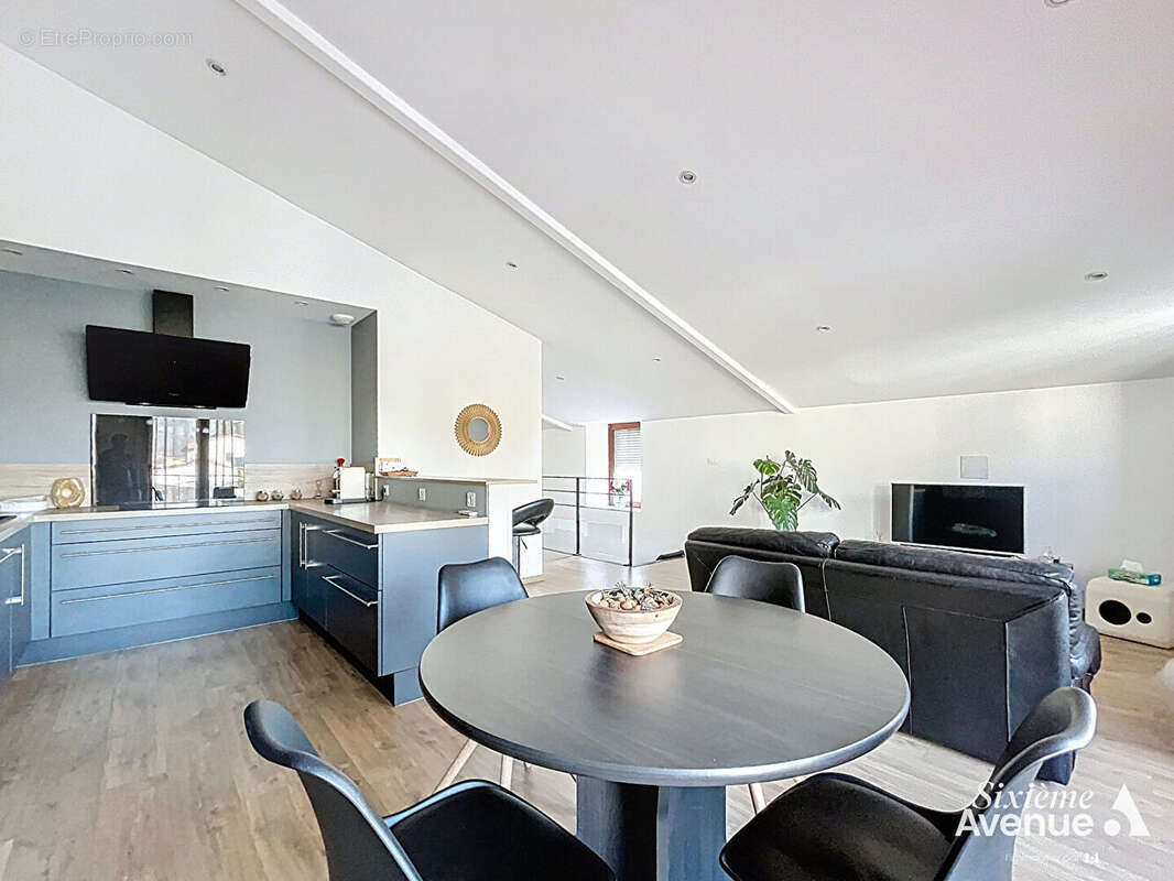 Maison de village de 240 m² utiles (5 chambres) + garage et appartement séparé de  69 m² (1 chambre) - photo 5