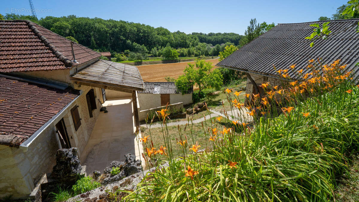 Propriété quercynoise à rénover avec dépendances et 6950 m2 terrain avec source - photo 5