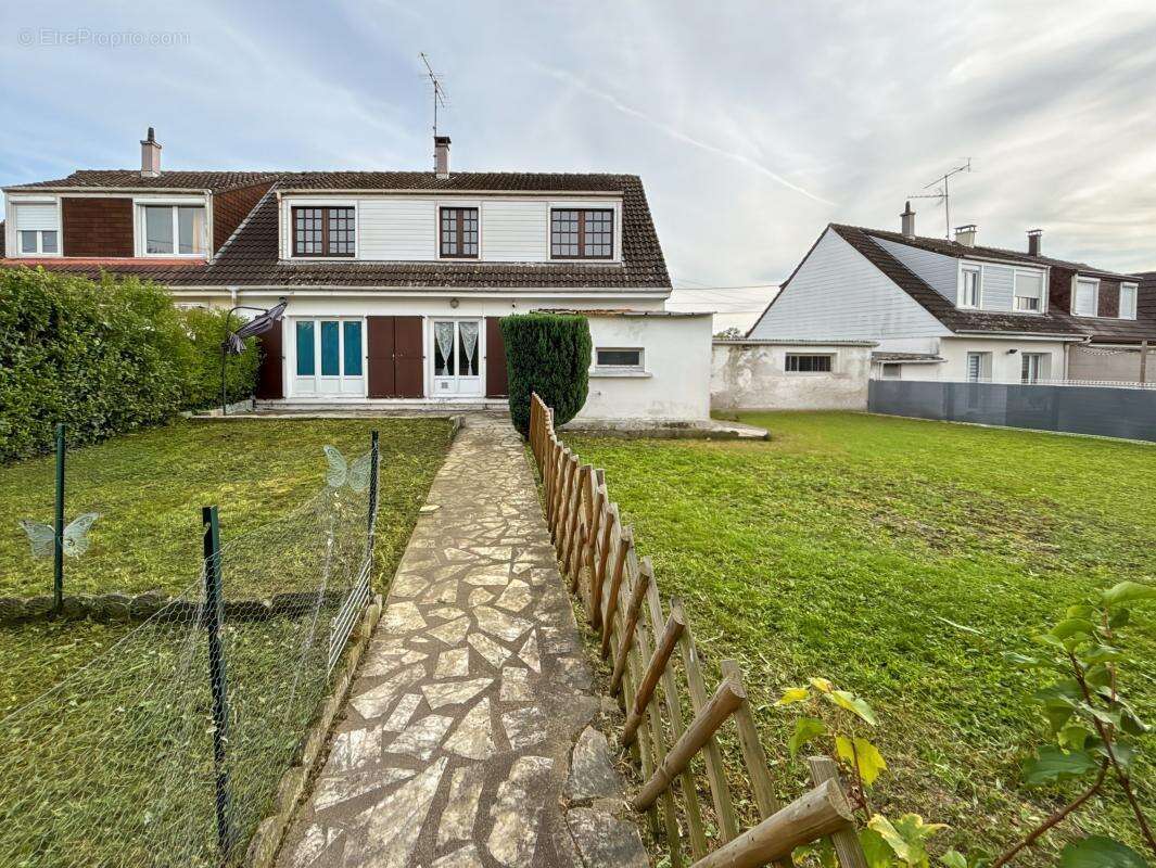 Maison à SAINT-JEAN-DE-BRAYE