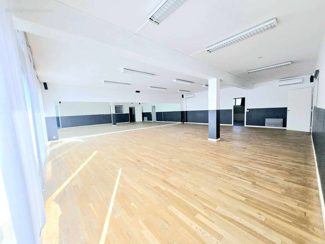 Commerce à SIX-FOURS-LES-PLAGES