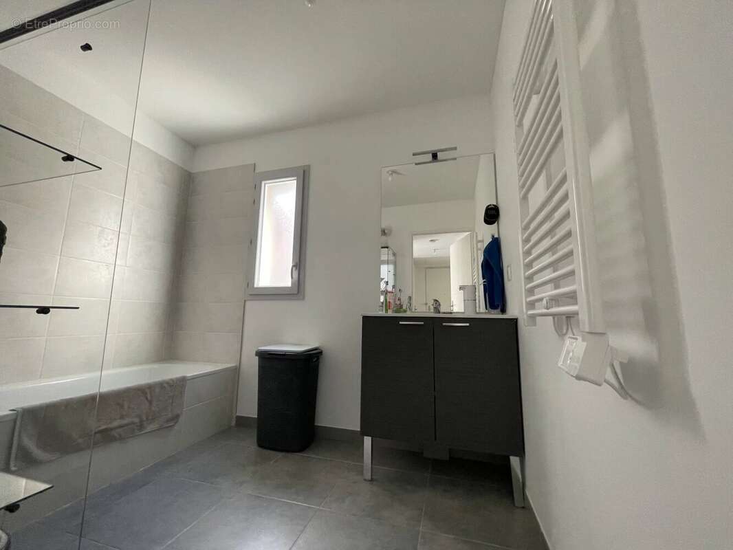 Appartement à CHATEAUNEUF-VILLEVIEILLE