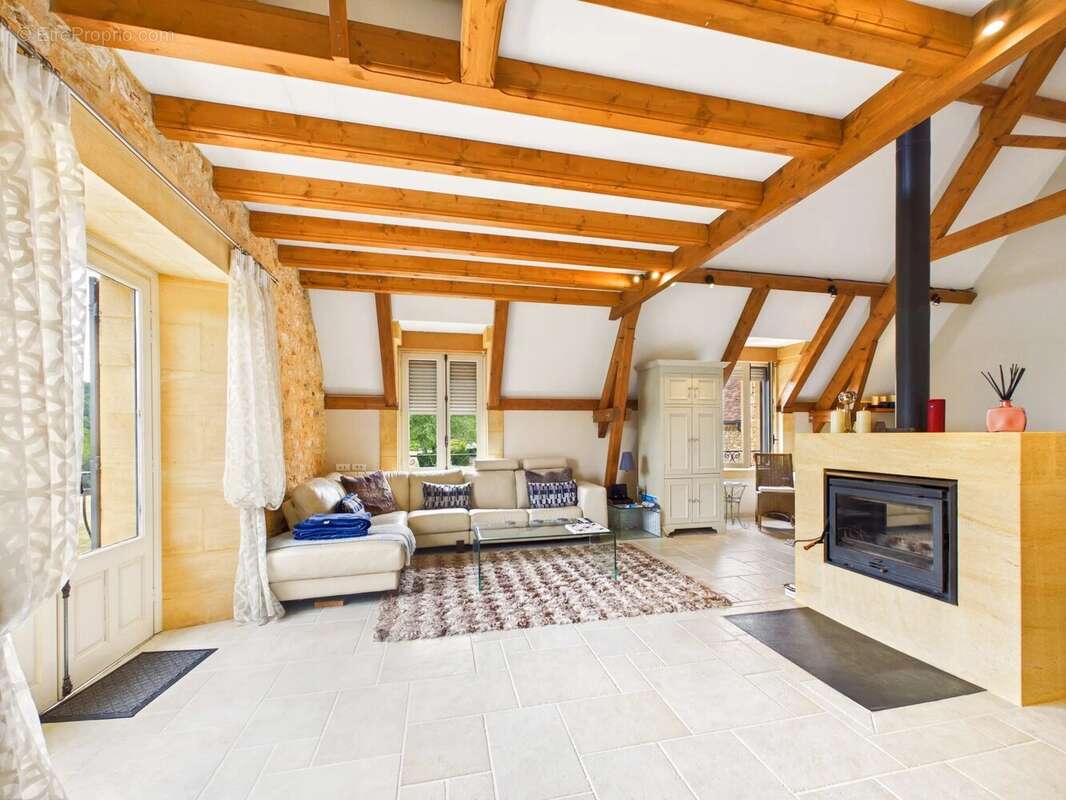 Élégante Résidence en Pierre avec Vues Panoramiques et Espaces de Vie Modulables - photo 6