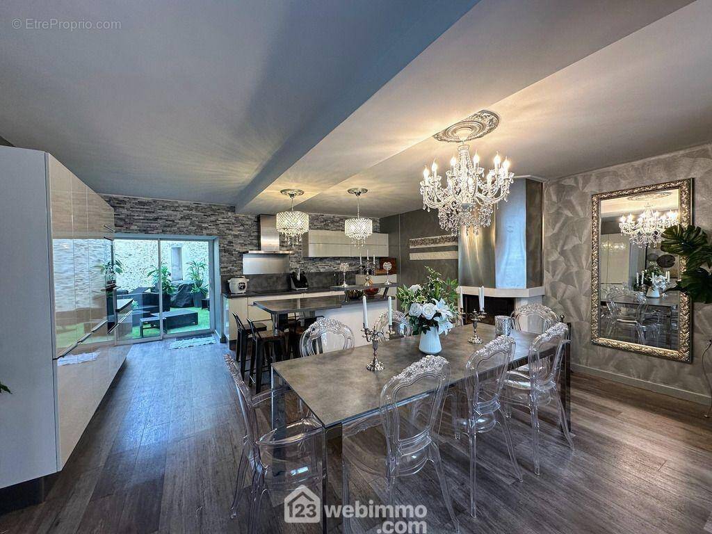 A proximité de cette pièce de vie se trouve un séjour de 32 m²... - Maison à VIHIERS