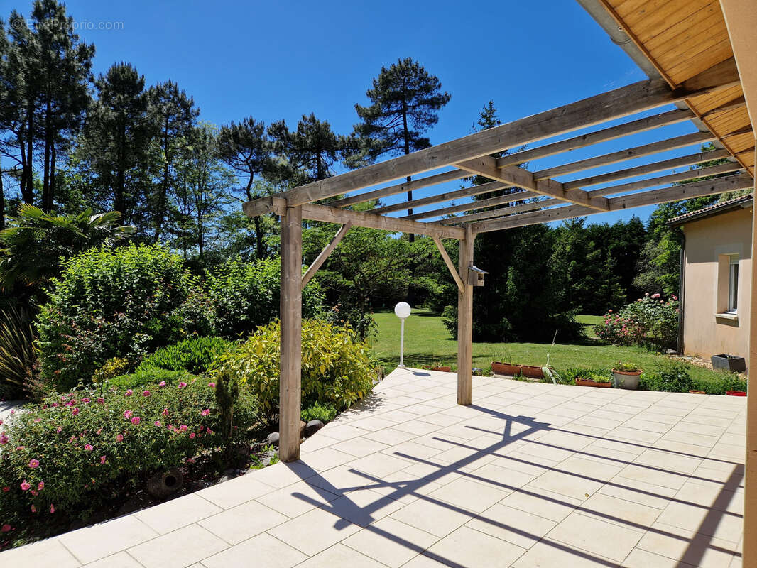 Proche Périgueux MAISON de PLAIN PIED 146 m2 avec 4 chambres / Grand garage / Grand terrain avec PISCINE. - photo 11