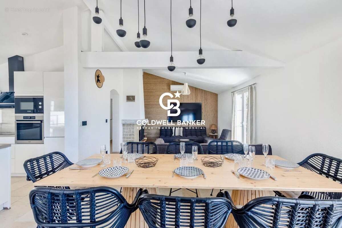 Située dans un domaine privé et sécurisé d’Agay à Saint-Raphaël, opportunité d’investissement rare sur la Côte d’Azur, alliant e - photo 32
