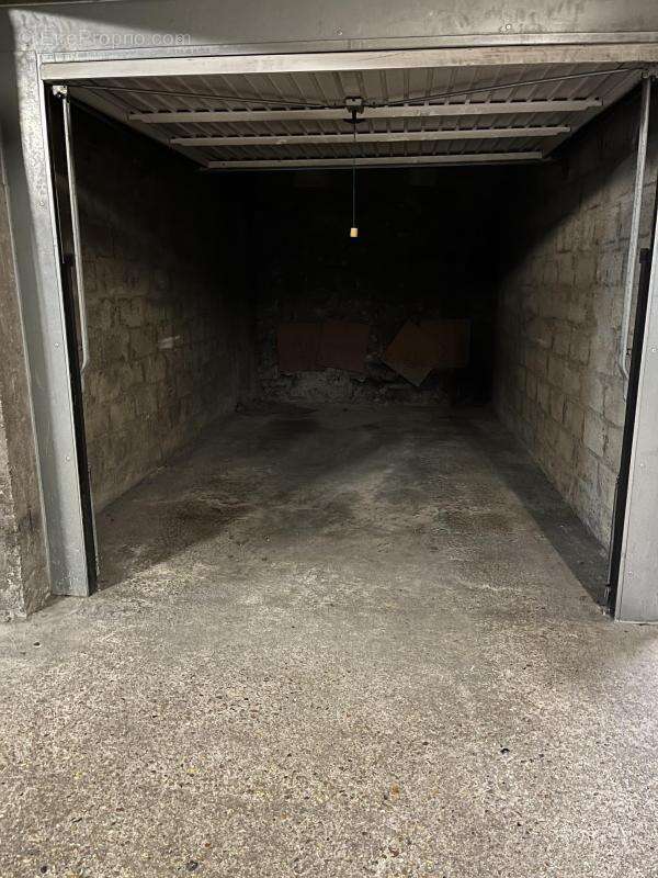 Parking à PARIS-12E