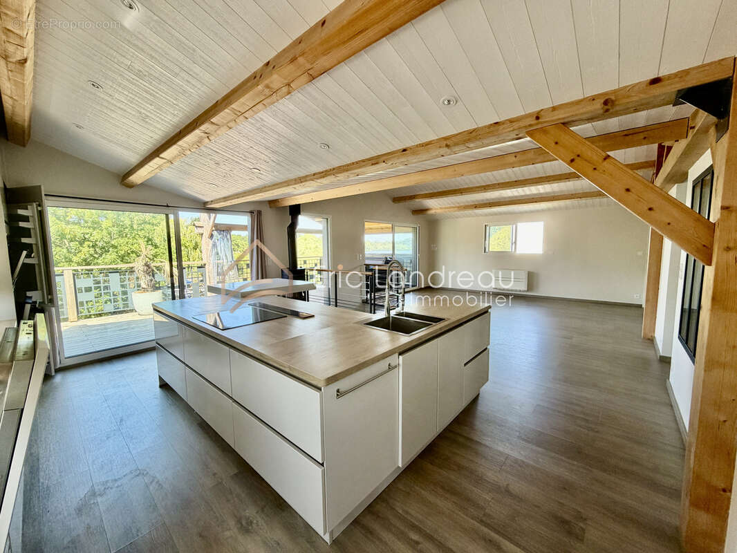 Vue exceptionnelle sur le plan d'eau et l'église   Propriété de 4 chambres au cœur de Talmont-Saint-Hilaire - photo 11