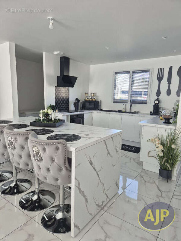 Maison à SAINT-YZAN-DE-SOUDIAC