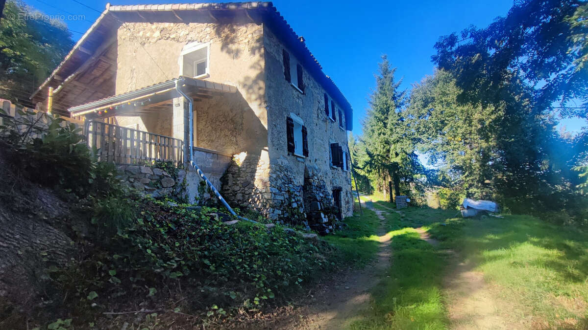 Maison en pierres rénovée avec terrain - photo 5