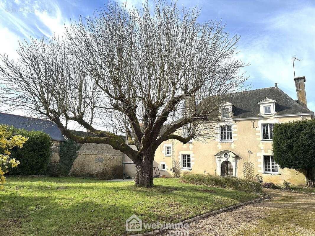 Nichée dans un parc arboré. - Maison à CHAVAGNES