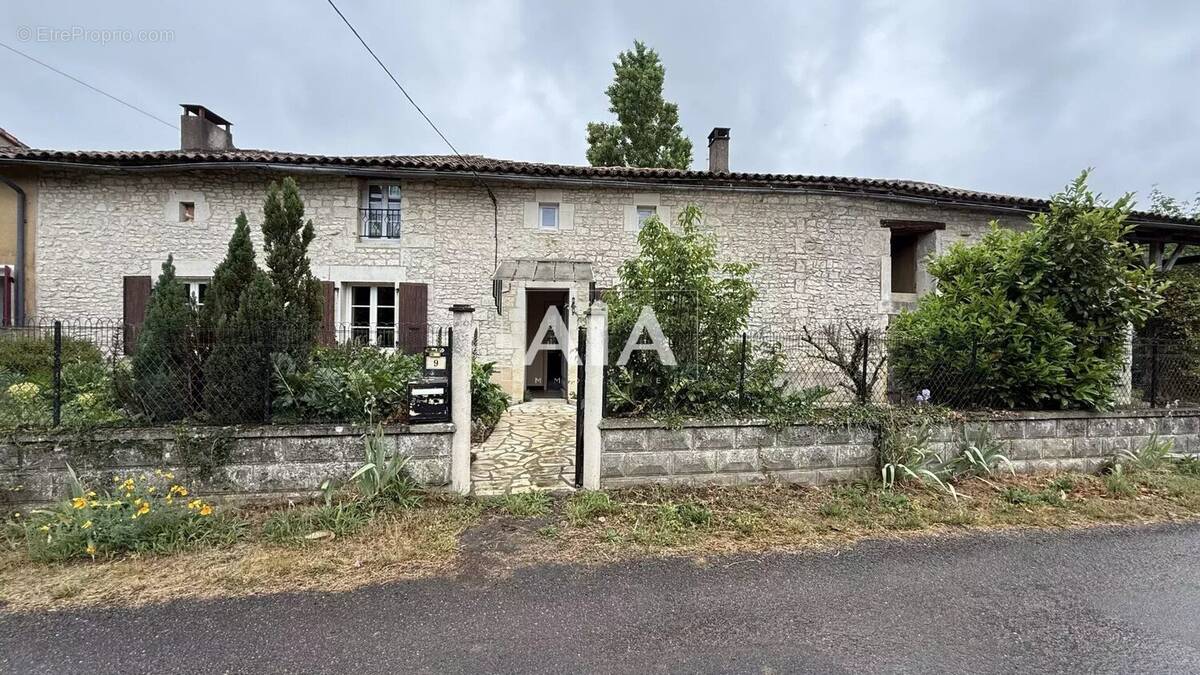Maison à LES ADJOTS