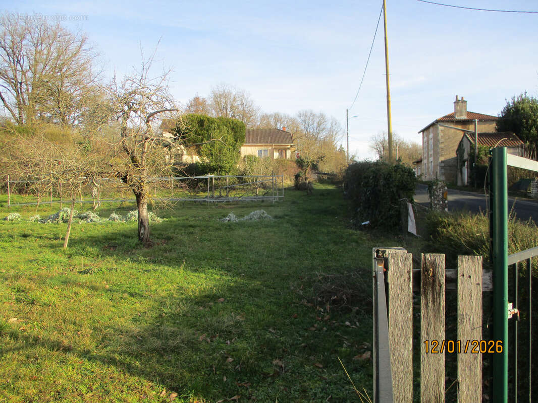 Terrain à VAUX