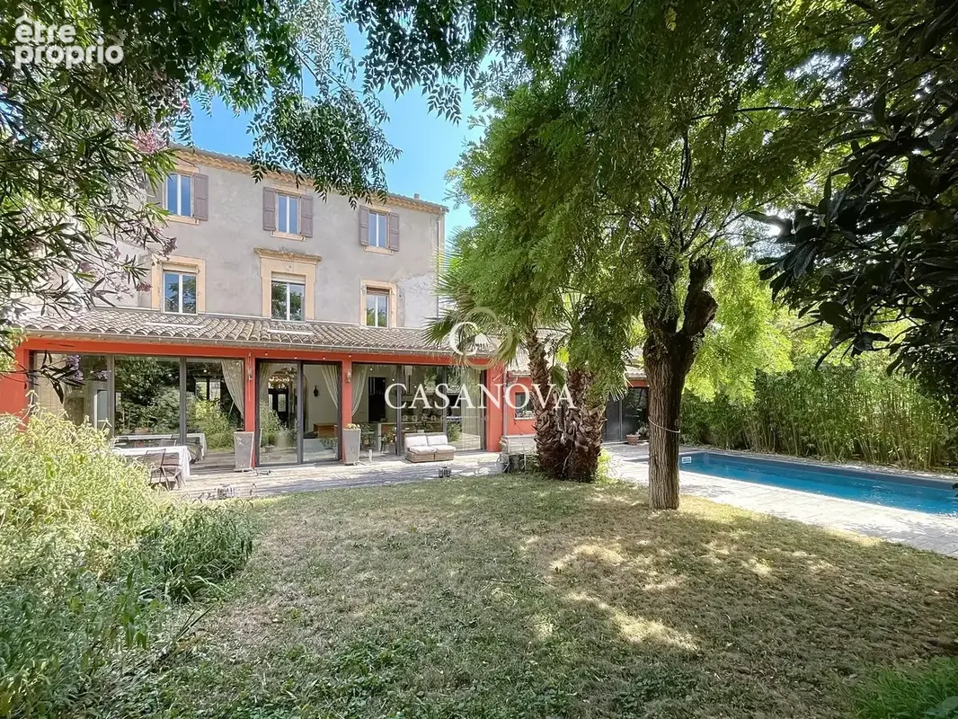 Maison de caractere avec jardin et piscine. grand garage. centre-ville tous commerces. potentiel chambres d'hotes et gites. 40 k - photo 3