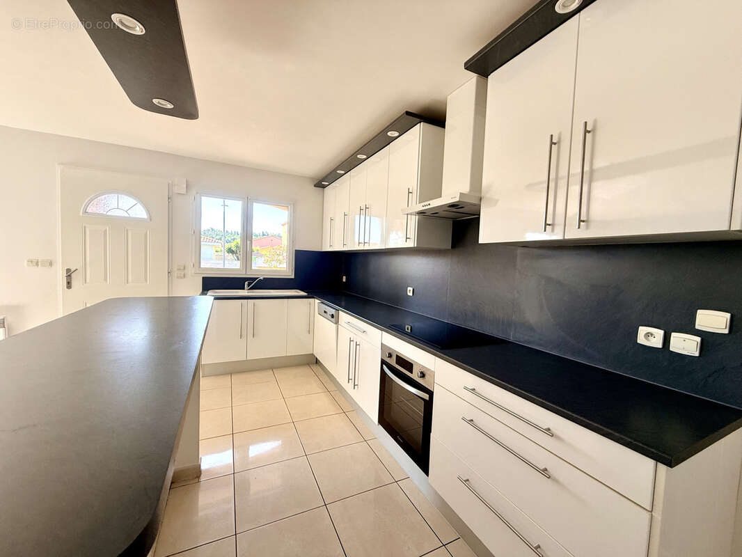 Vente villa plain pied 3 faces de type  et garage, 66300 Trouillas. - photo 2