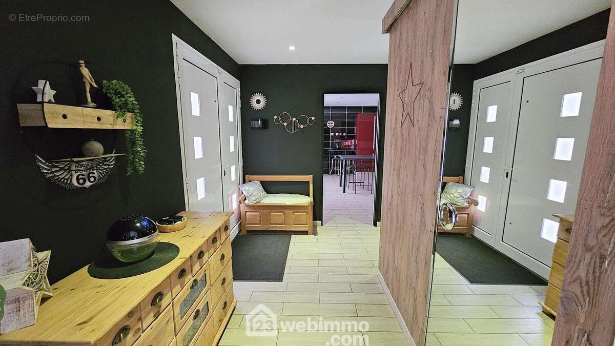 Une spacieuse entrée avec son grand dressing. - Maison à MILLY-LA-FORET