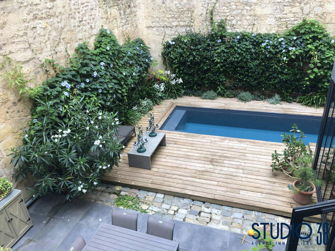 vue sur la piscine - Appartement à BORDEAUX