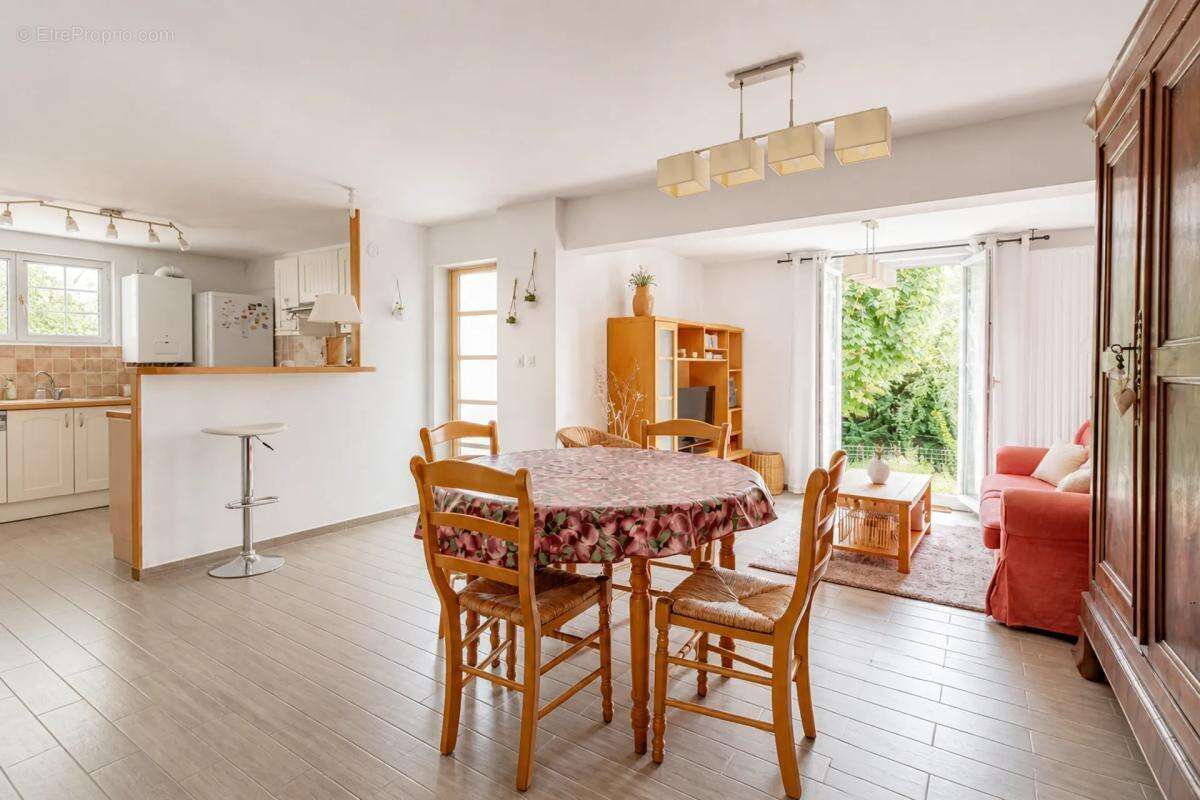 Appartement de 4 pièces de 88 m² situé à Fosses - photo 9